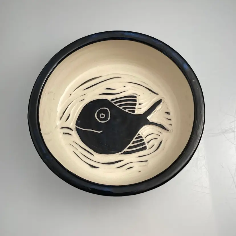 EPIC Black & White Sgraffito Studio Pottery Cat Food Bowl Mischievous Cats Eyeing Fish