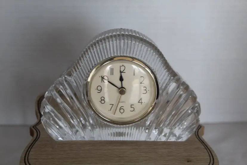 Clear Crystal Analog Table & Shelf Clock, Quartz Battery, Arabic Numerals