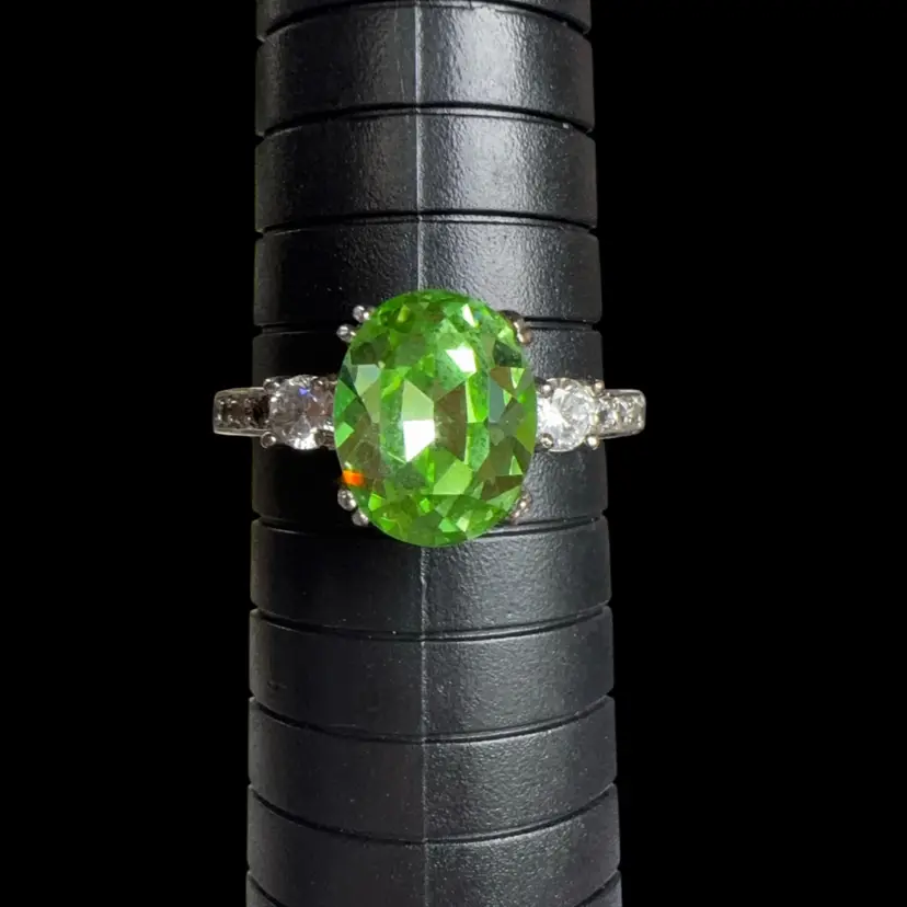 Sz 9.5 Green Glass Silver Tone Ring