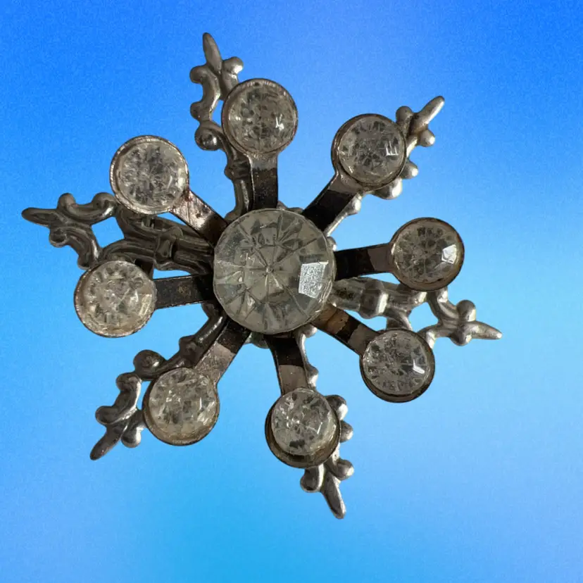 Delightful Vintage Snowflake Silver-tone And Rhinestone Pin