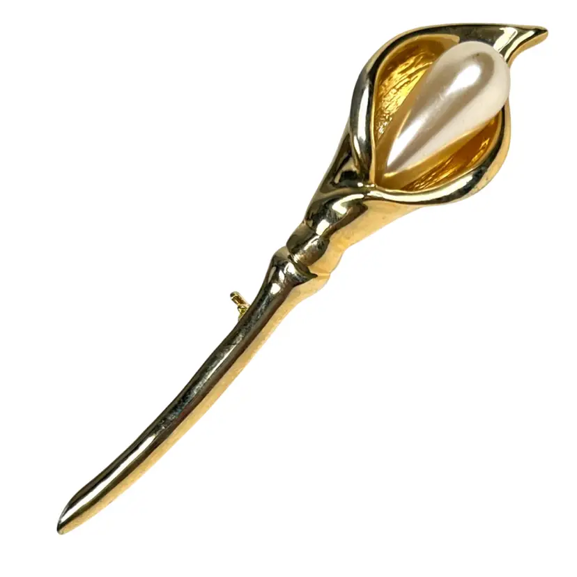 3” Calla Lily Flower with Faux Center Pearl Brooch Pin. Gold-tone Metal. Unmarked.