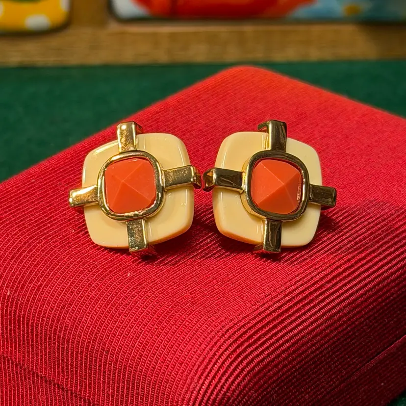 Tory Burch Retro Style Earrings Stud Gold Tone Faux Coral Pink & Creamer Colored Plastic Square