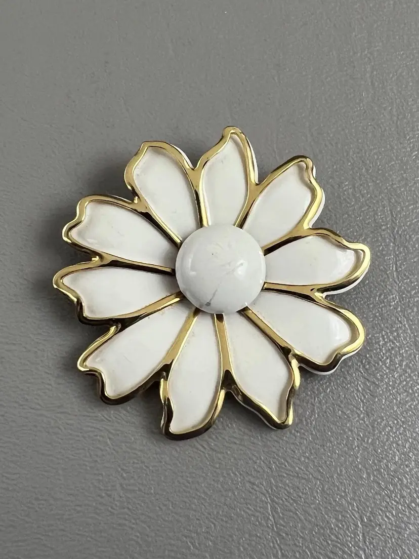 Vintage White Enamel Daisy Flower Brooch Gold Tone Trim Pin Mod 2in
