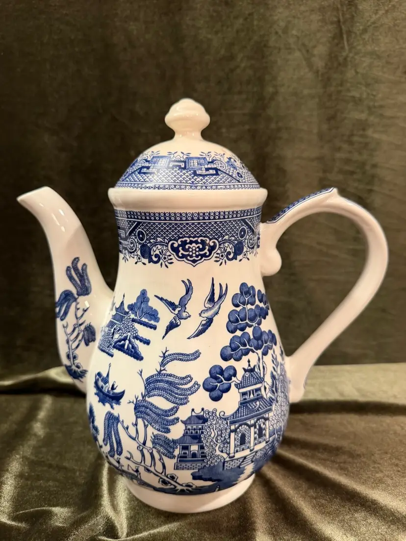 Churchill England Blue Willow Coffee/ Tea Pot *callout- A Small Chip on lid shown in pics.  Price adjusted