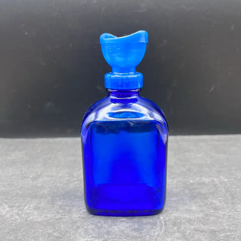 #181B Vintage Cobalt Blue Wyeth COLLYRIUM Eye Wash Bottle With Plastic Eye Rinse Cap
Bottle Is Marked Des. Pat. 109513 RD No 32
Medical Collectible