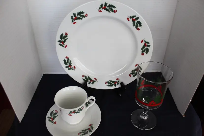 Vintage 16 Pc Porcelain Christmas Dinnerware Set Holly Berry EUC
