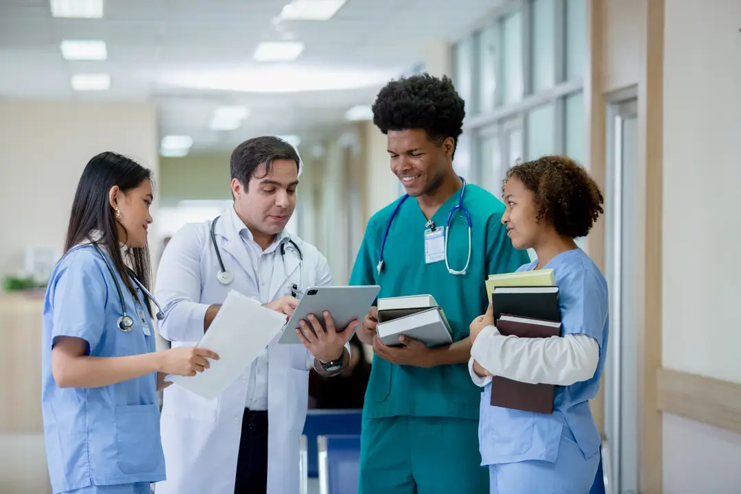 A pharmacist mentoring a student on rotation