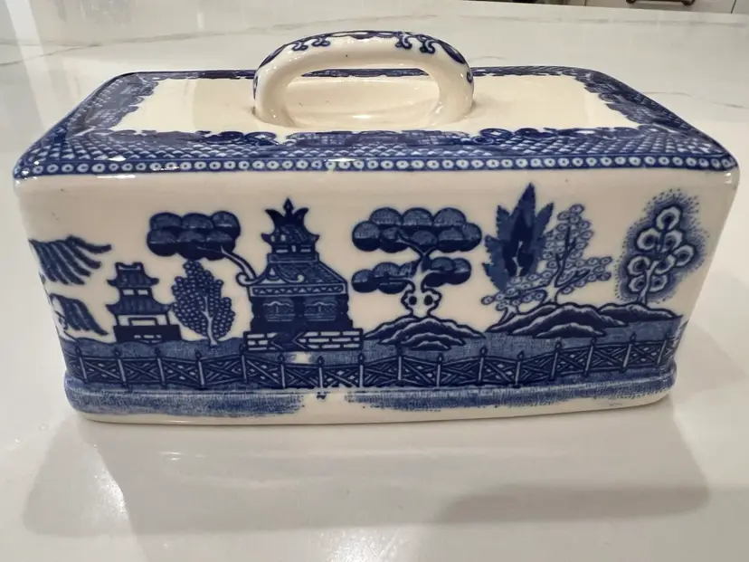 🧺  Blue Willow Covered Butter Dish