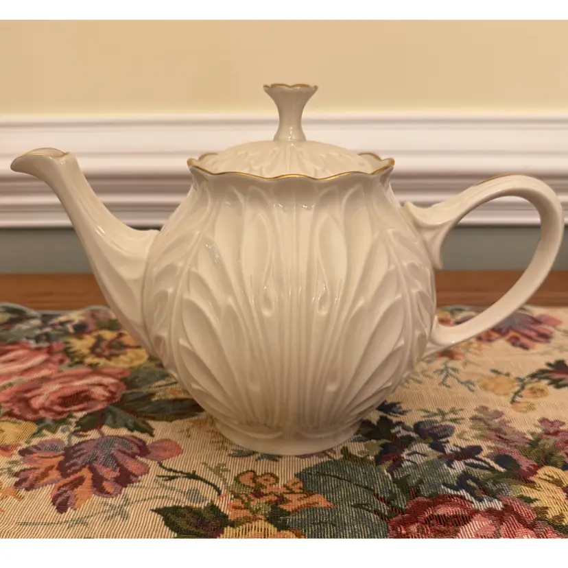 Vintage Lenox Cottage Collection Acanthus Leaf Teapot – Ivory & Gold – USA
