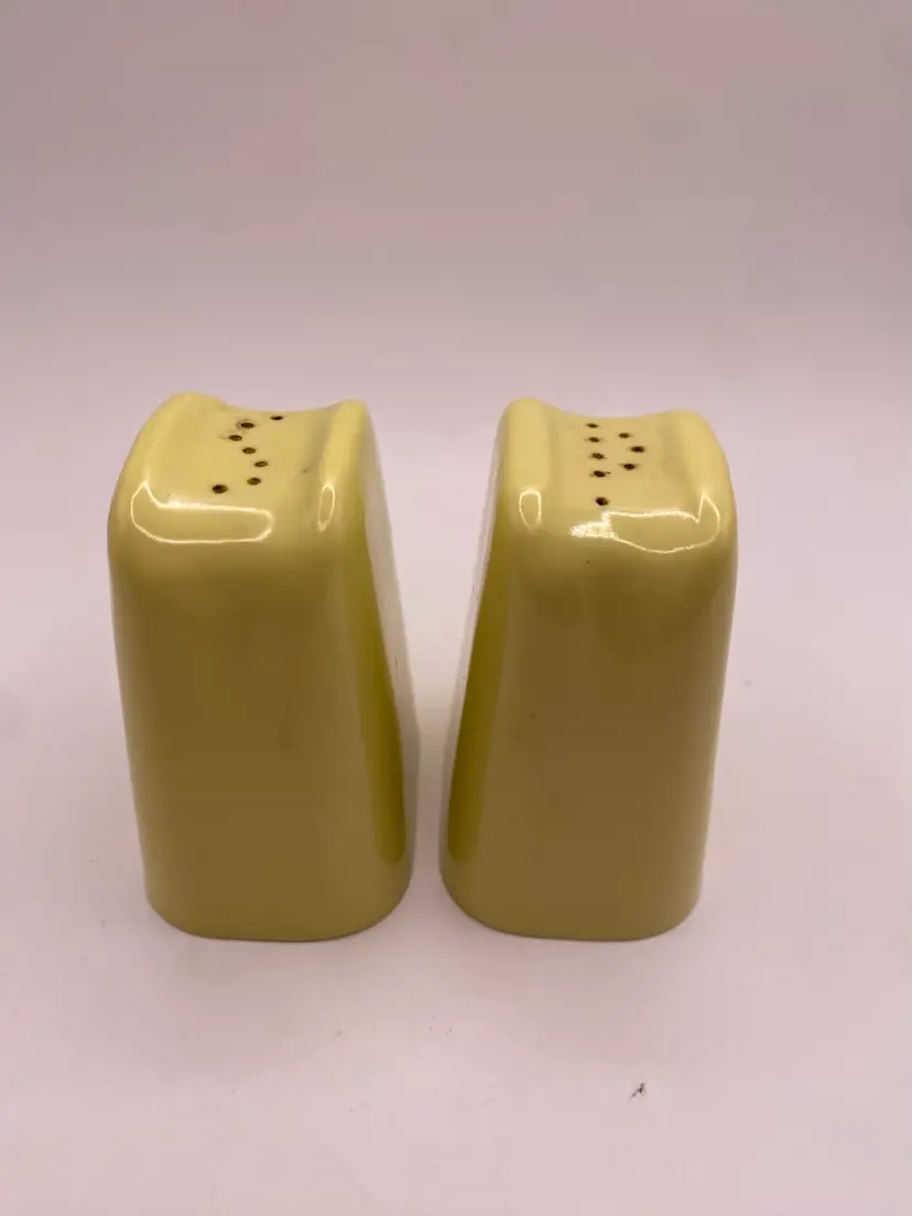 Vintage OXO Mid Century Modern
Yellow Plastic Salt & Pepper Shakers - Rare Original Screw-In Plugs - MCM