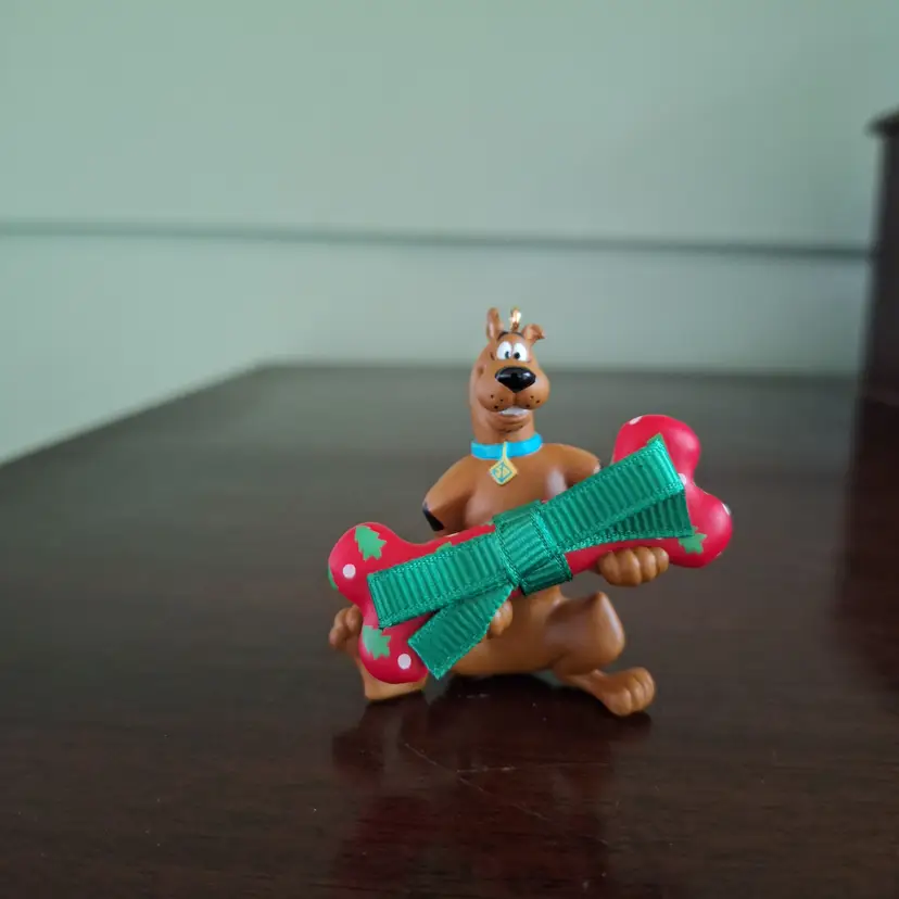 2014 Hallmark Keepsake Scooby-Doo "A Mystery Gift" Ornament