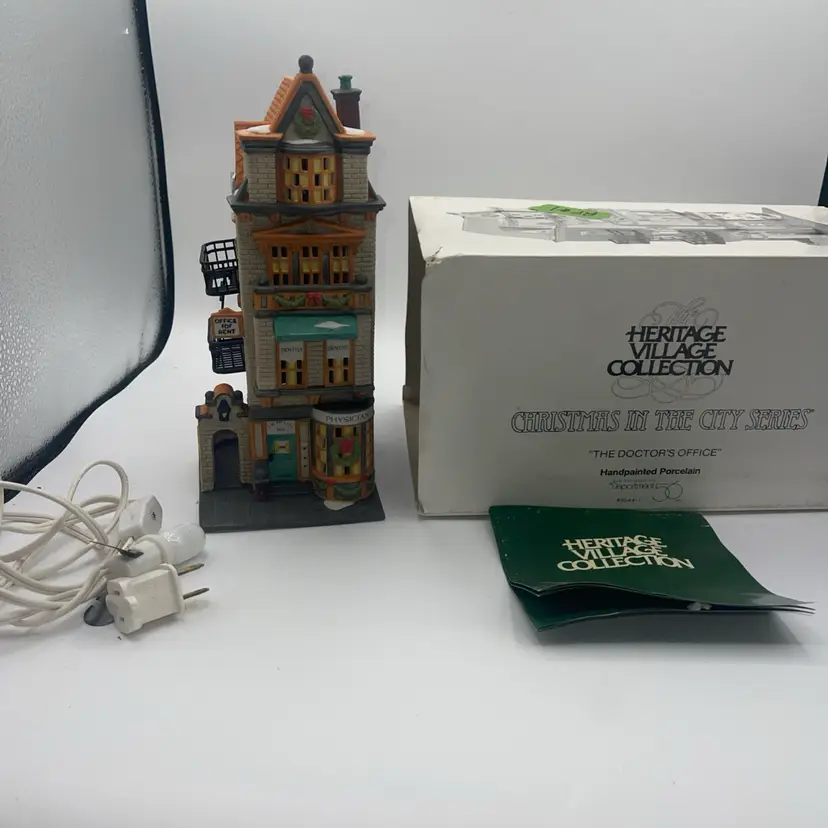 Dept 56 Christmas in the City Doctor’s Office Lighted Building Retired 5544-1