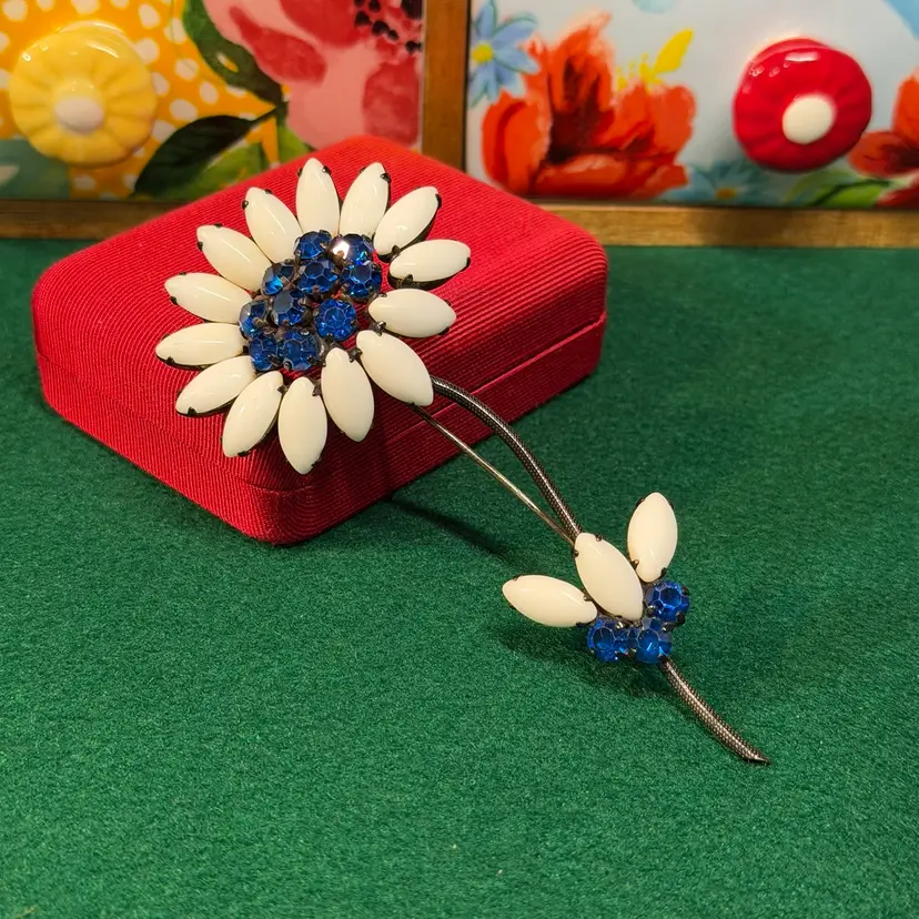 Weiss Blue Rhinestone White Milk Glass Black Stem Daisy Flower Brooch