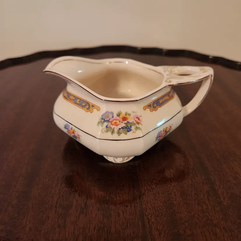 Gravy Boat vintage from W.H. Grindley & Co in Sheraton Ivory pattern 1920's England