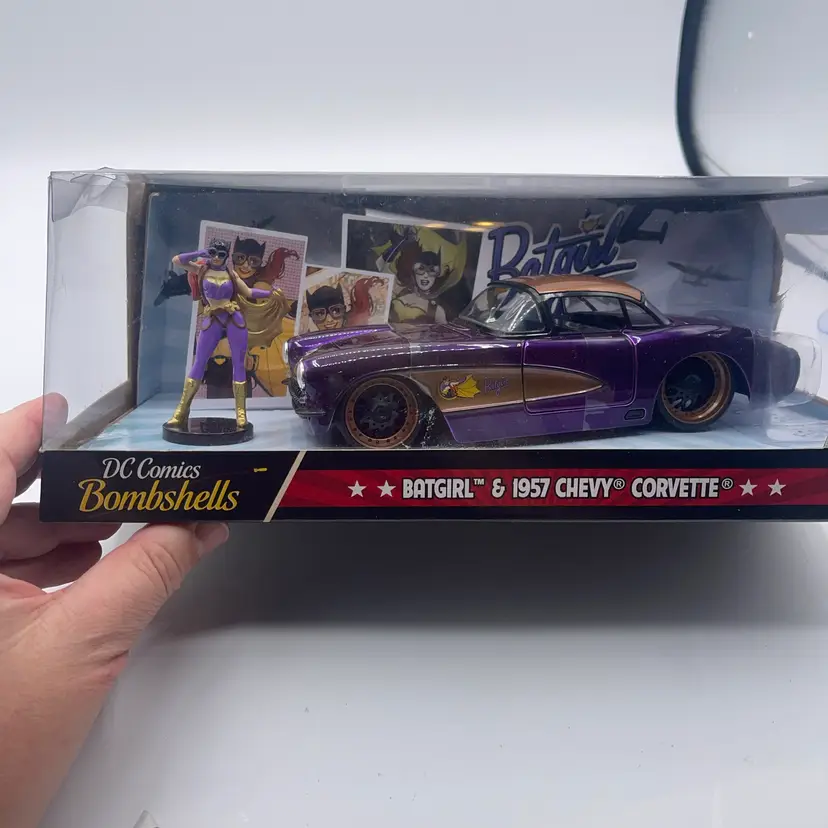 Jada - 30457 -  DC Bombshells 1957 Chevy Corvette with Batgirl - Scale 1:24