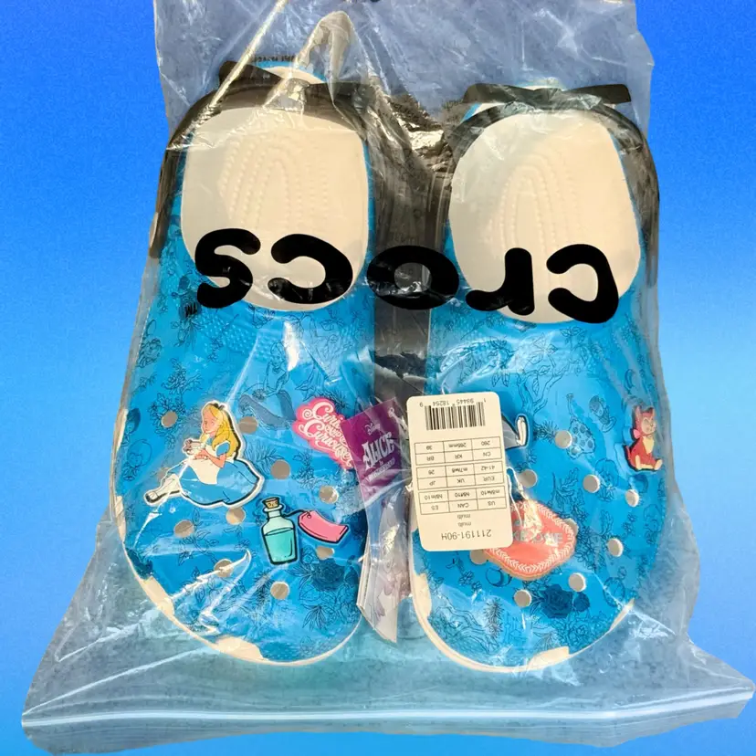 🫪**GrAiL iTeM** Brand New Disney X Crocs Collab Brand New *WITH TAGS* Disney Alice In Wonderland Classic Crocs w Alice Jibbitz! W10/M8 🫪 (KK)