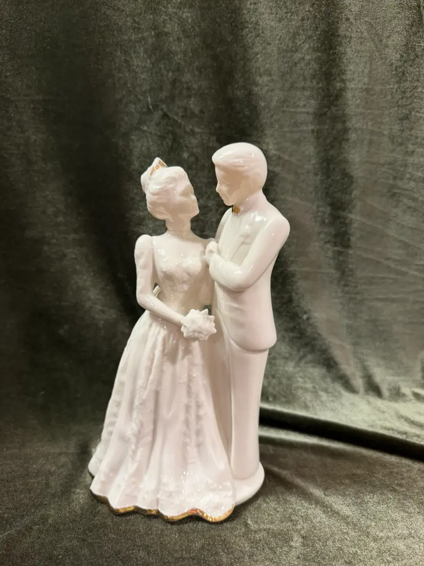 Lenox Wedding Promises Collection 9" Tall Gold Trimmed Cake Topper