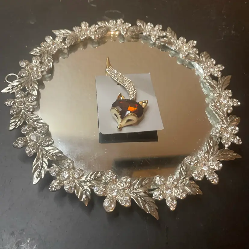 VTG gold-tone fox brooch w/ a large faceted amber crystal head and a pavé rhinestone-accented tail