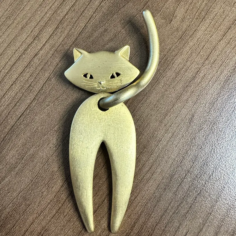 JJ Brooch Cat With Swinging Legs Gold-Tone