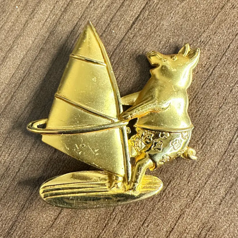JJ Brooch Pig Surfing Gold-Tone