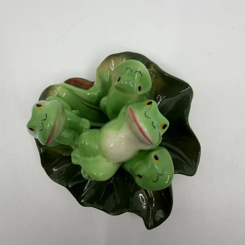 Vintage 4 Ceramic Happy Frogs on a Lilly Pad Figurine 4.5”