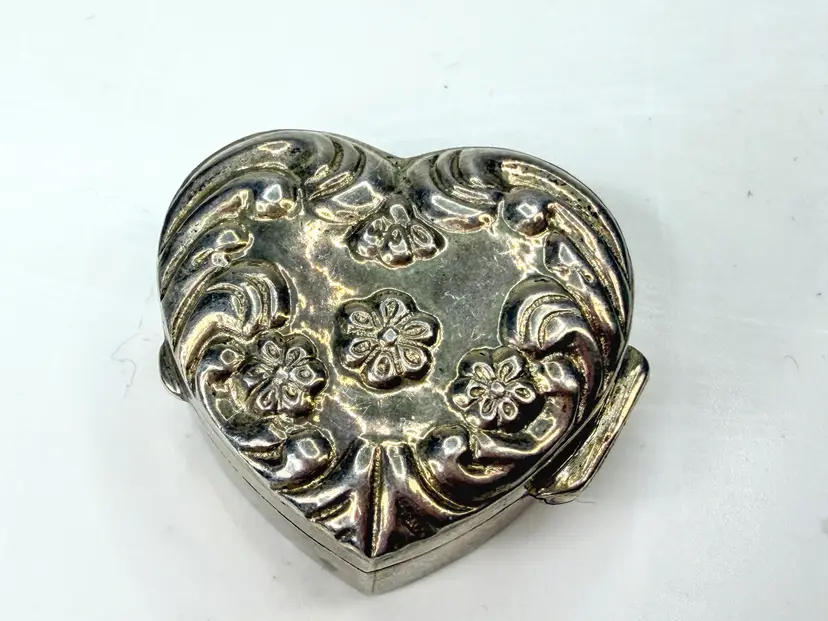 Vintage Sterling Silver Embossed Floral Heart Pill Trinket Box 11g 1.25" SS479