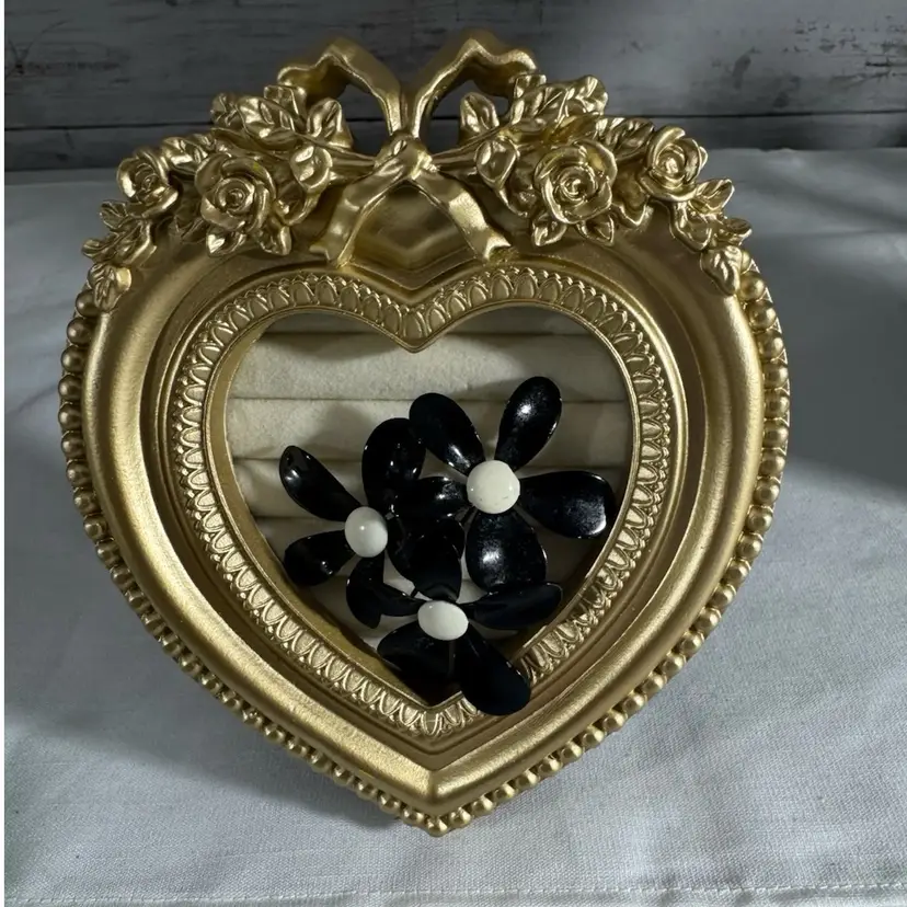J32 - Black & White Enamel Brooch Flower Power