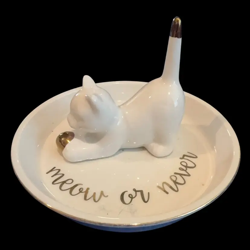 La Casa Bella / Cat With Yarn Trinket Dish Ring Holder
