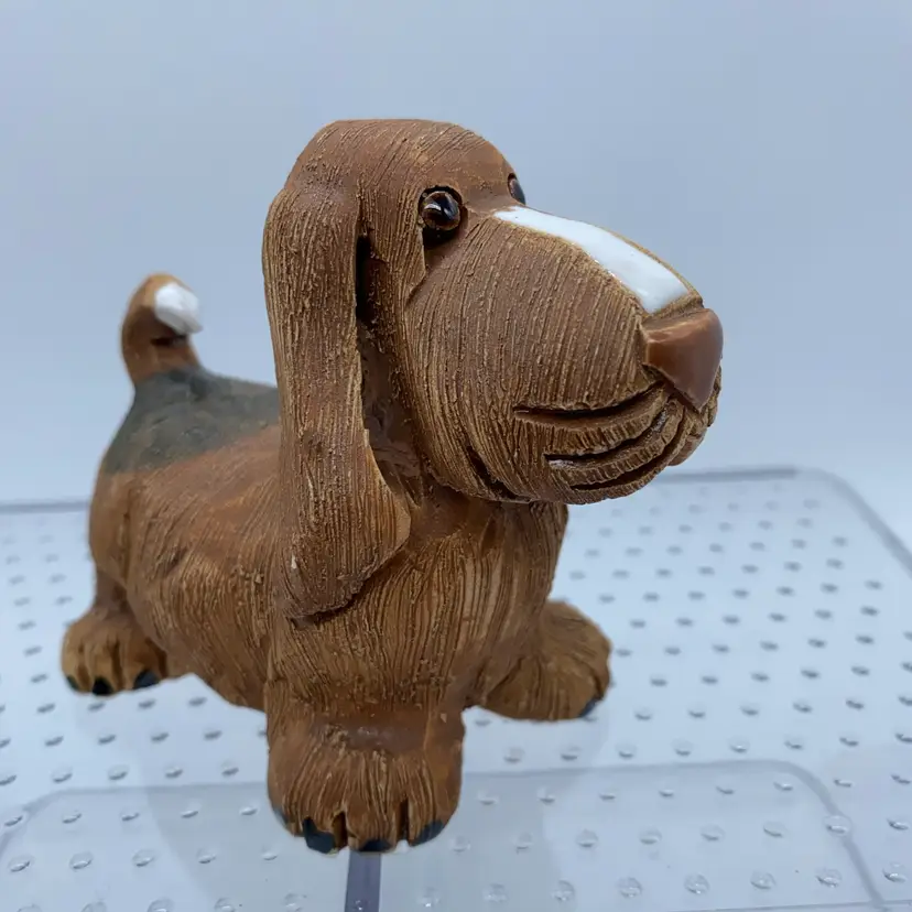 #3032 Hand-finished ceramic Basset Hound figurine by Artesania Rinconada.