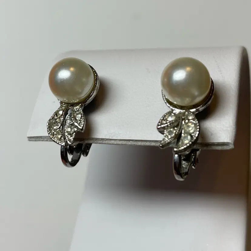 #32 -  Faux Pearl Silvertone Clip On Earrings