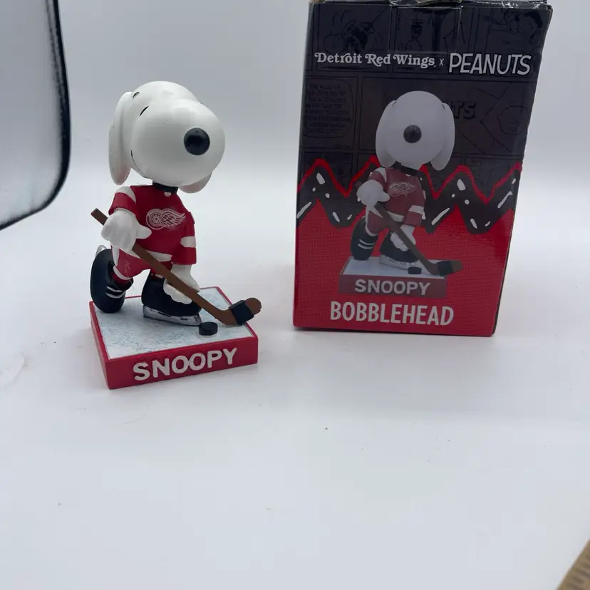Peanuts Snoopy bobblehead Detroit Red Wings SGA 11/18/25 Read Description