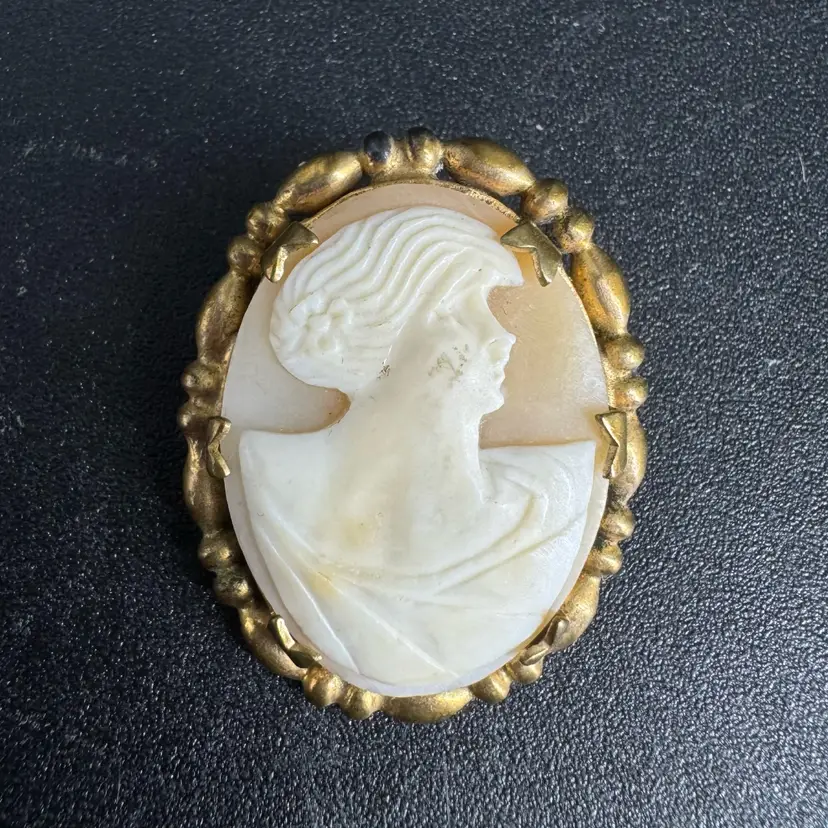 Vintage Carved Cameo Pin Brooch
