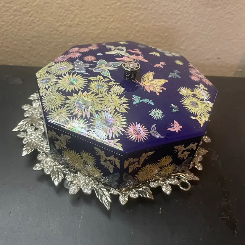 Gorgeous Korean Lacquerware 6” Octagonal Box w/ iridescent mother-of-pearl floral and butterfly inlay.