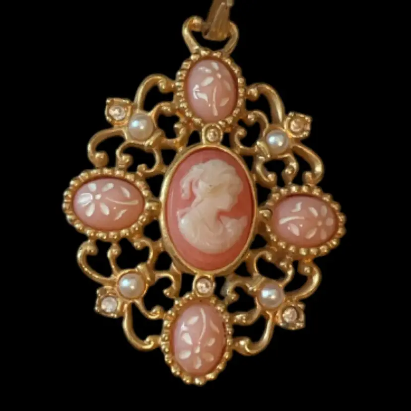 27 AVON Goldtone Cameo 32” Necklace