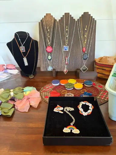 ALL HANDMADE - Jewelry, Bows, Key Rings, Pop Sockets And More