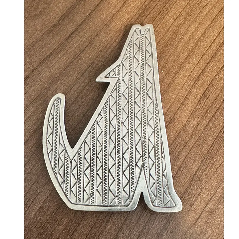 JJ Brooch 1988 Howling Southwest Pattern Wolf Silver-Tone