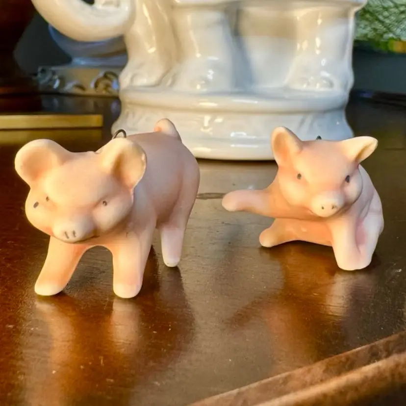 😻 Mini Porcelain Pig Pair – Adorable Piglet Figurines