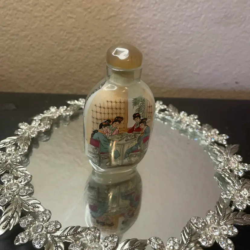 Gorgeous Cameo Reverse Painted Chinese Snuff Bottle With Stopper