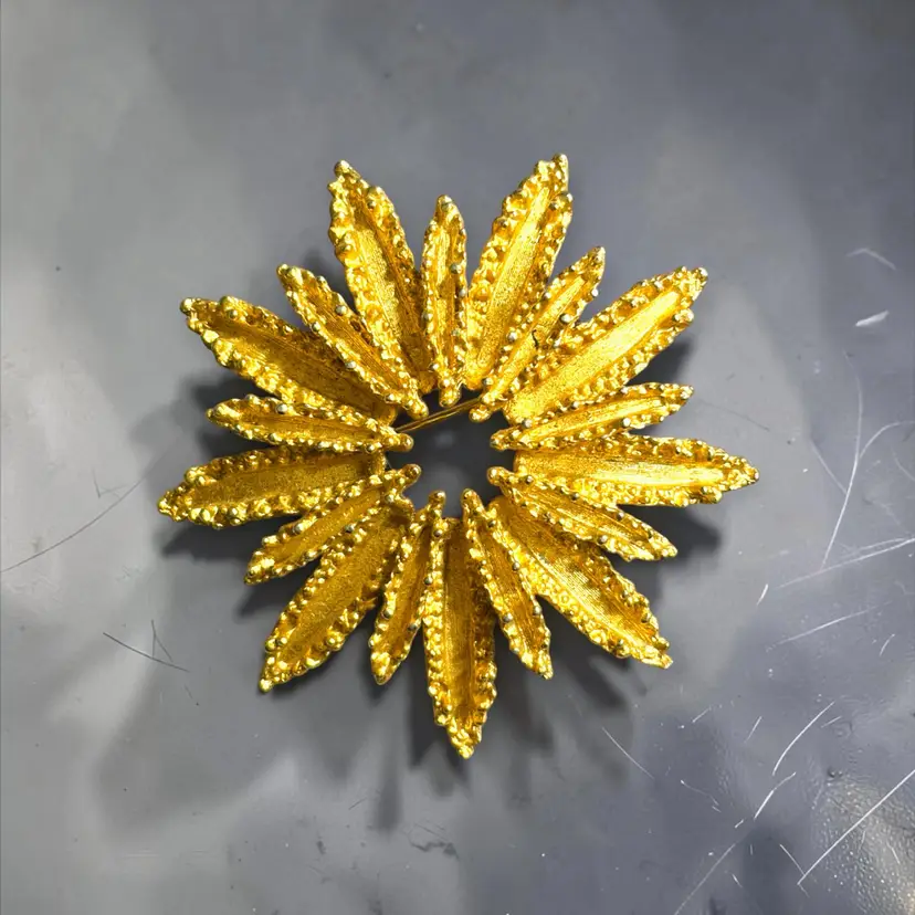 Vintage 1970s Avon Brushed Gold Tone Starburst Flower Brooch - 2.75”