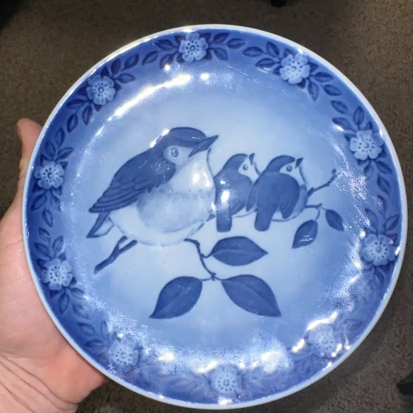 Royal Copenhagen 1982 Mother Robin With Babies 6” Plate - Hangs