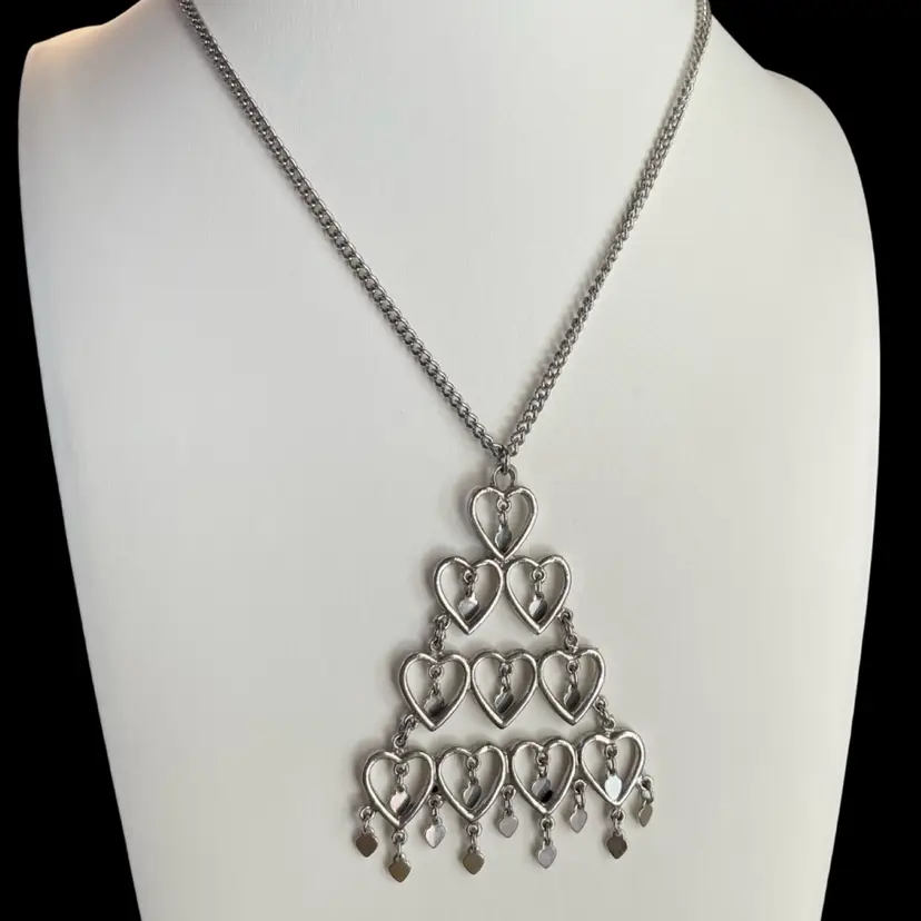 @@ Silvertone Hearts 24” Chain + Pendant