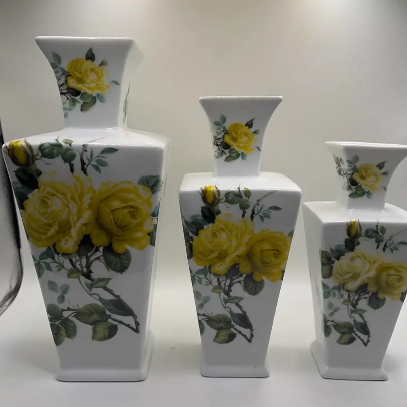 Godinger Yellow Rose Vintage Porcelain Vases. Set Of Three In Excellent Condition.