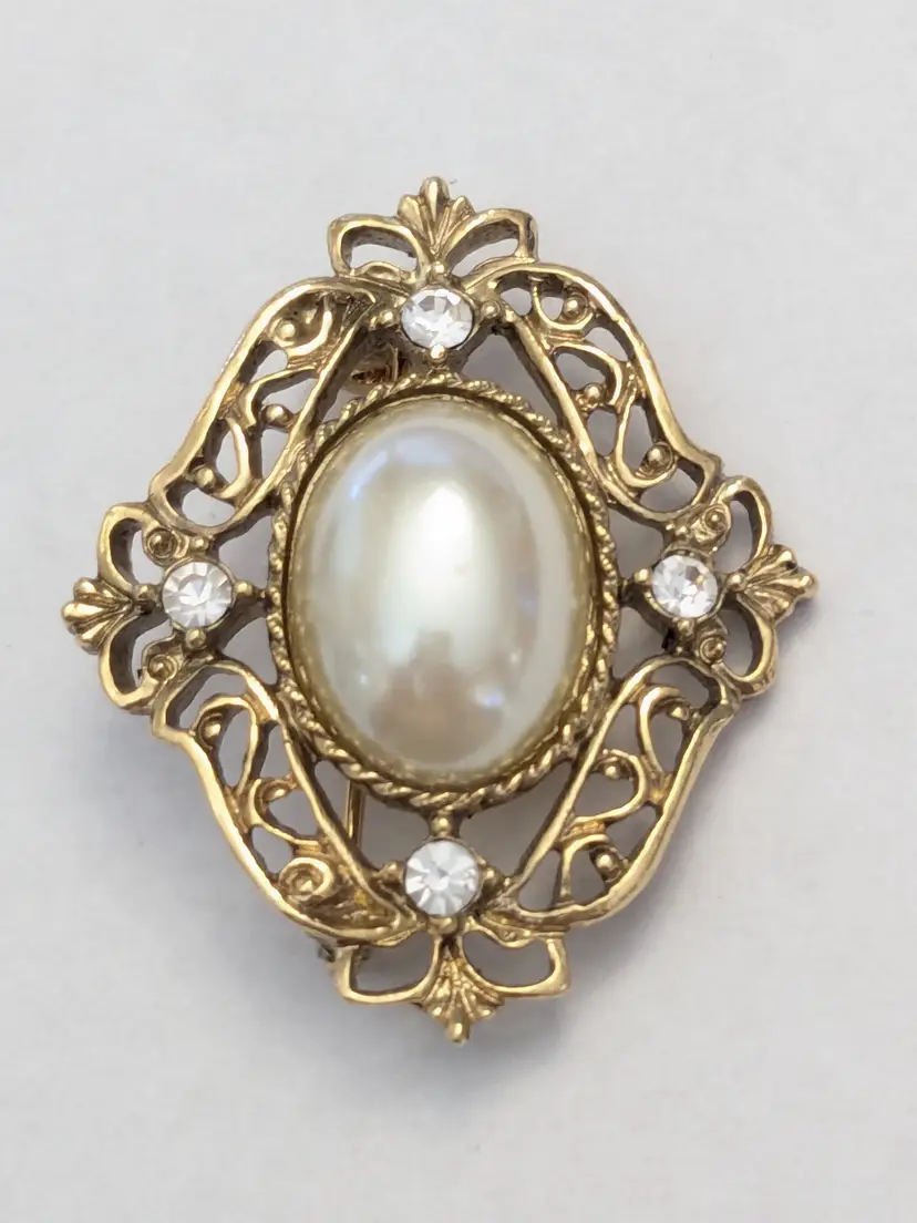 Vintage 1928 Jewelry Company Gold Tone Filigree Brooch with Faux Pearl