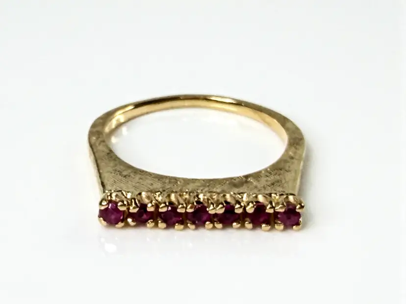 Vintage 14K Yellow 7 Ruby Textured stackable Modernist Ring s7.75 3.5g JR2179