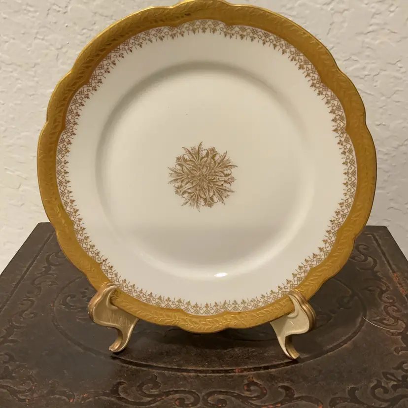 🎉Limoges Porcelain Ornate Scalloped Rim Intricate Gold Starburst Medallion