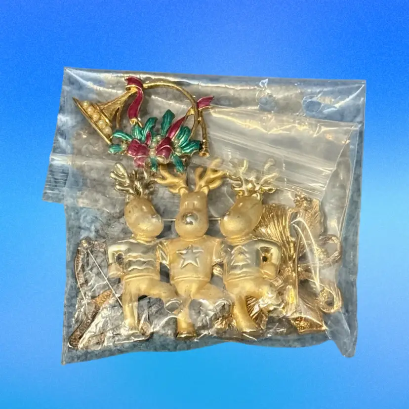 #2 Christmas Lot/4 Assorted Vintage Christmas Goldtone Brooches