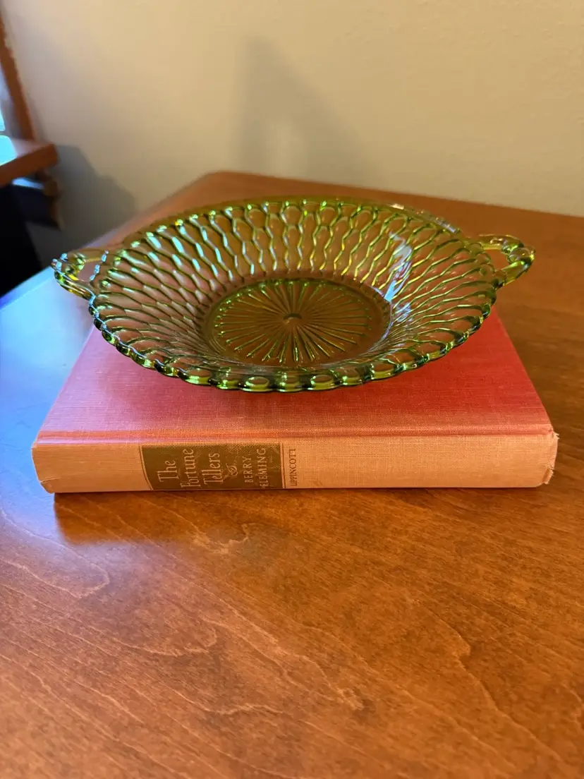 ☀️9” W x 1-1/2” H Vintage Green Dish