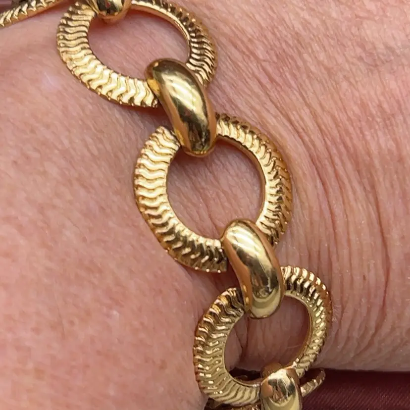 Vintage 1960s–70s Monet Gold Tone Textured Circle Link Bracelet 7”