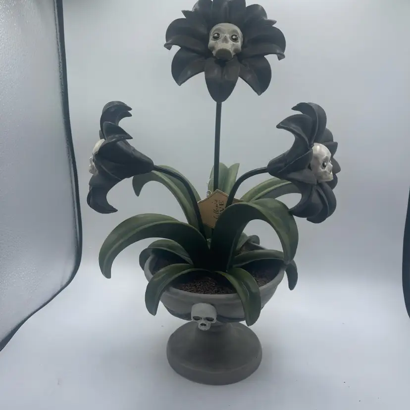 New HALLOWS EVE Skull Flowers 17.5” Tabletop Halloween Plant 2026 Decor NWT
