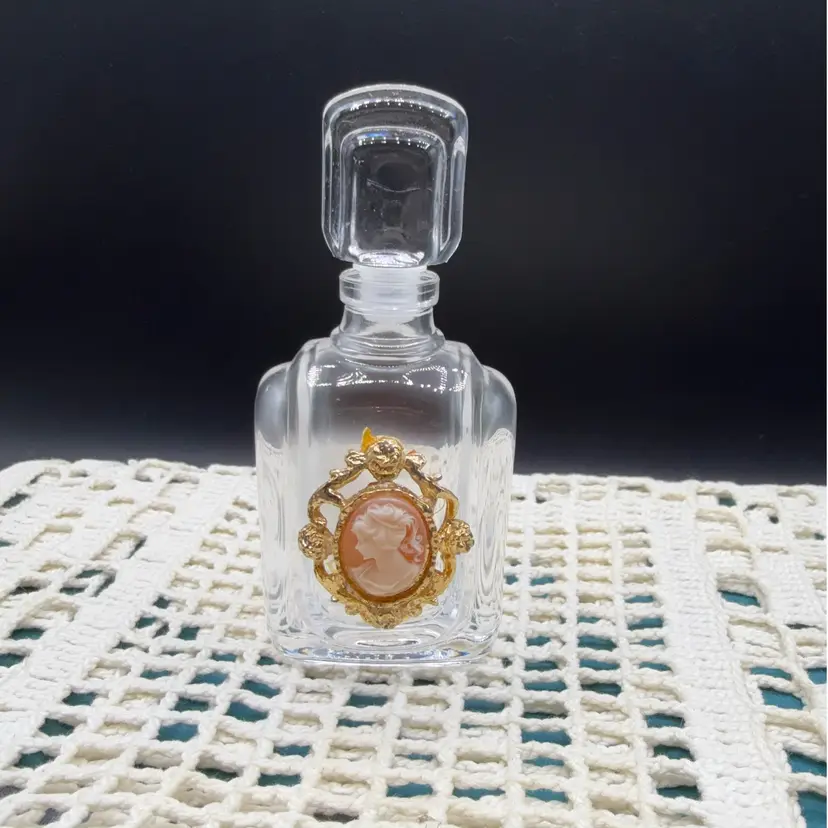 🐞Vtg  Clear Glass Vanity Perfume Bottle with Gilt Ormolu Filigree Pink Cameo Medallion 3.5”